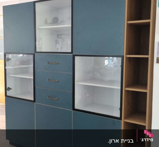 ארון עץ עם דלתות זכוכית ומדפים פתוחים